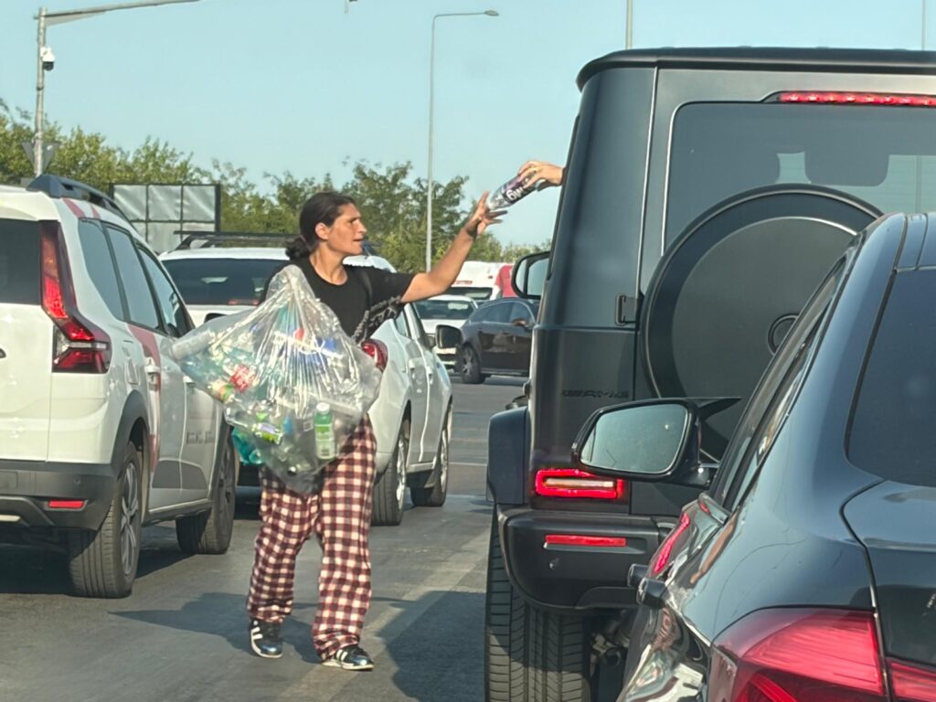 Nouă metodă de făcut bani: Colectarea pet-urilor din mașinile aflate în trafic