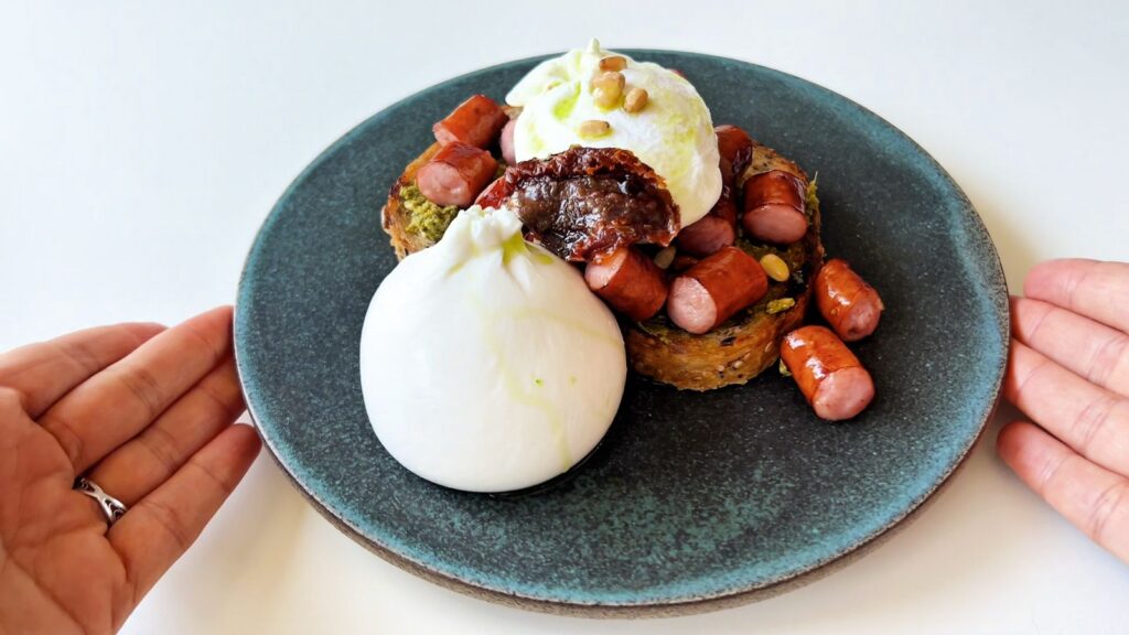 VIDEO | Brunch cu cârnați, ou poșat, pesto și burrata. O rețetă simplă pentru un mic dejun consistent