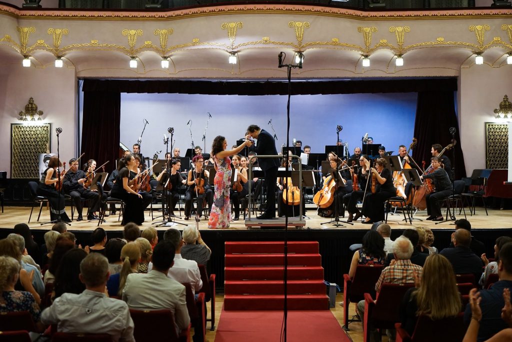 Filarmonica din Târgu Mureș a primit primul contrabas nou după 50 de ani / Instrumentul muzical este realizat de maestrul lutier Dumitru Pop