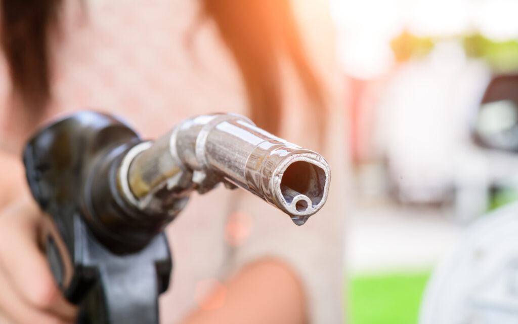 INS: Prețul motorinei a crescut cu 34,61% în ultimul an / Majorări importante de preţ la ţuică, rachiuri şi alte băuturi