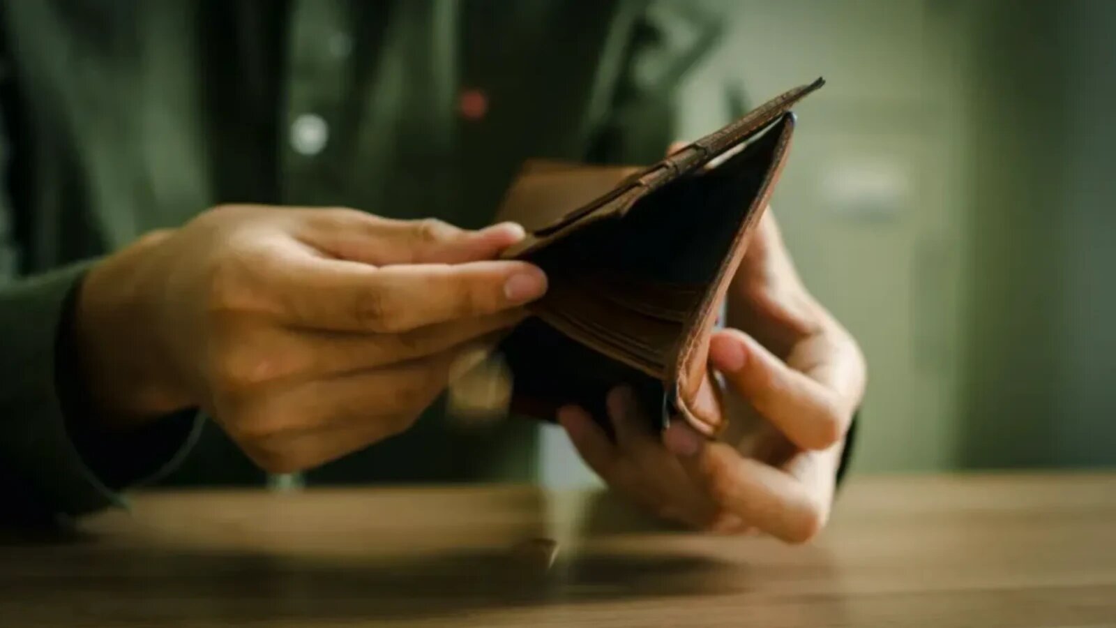 Cum arată veniturile românilor: Salariul mediu net a crescut, dar pensia medie a pierdut teren în fața inflației