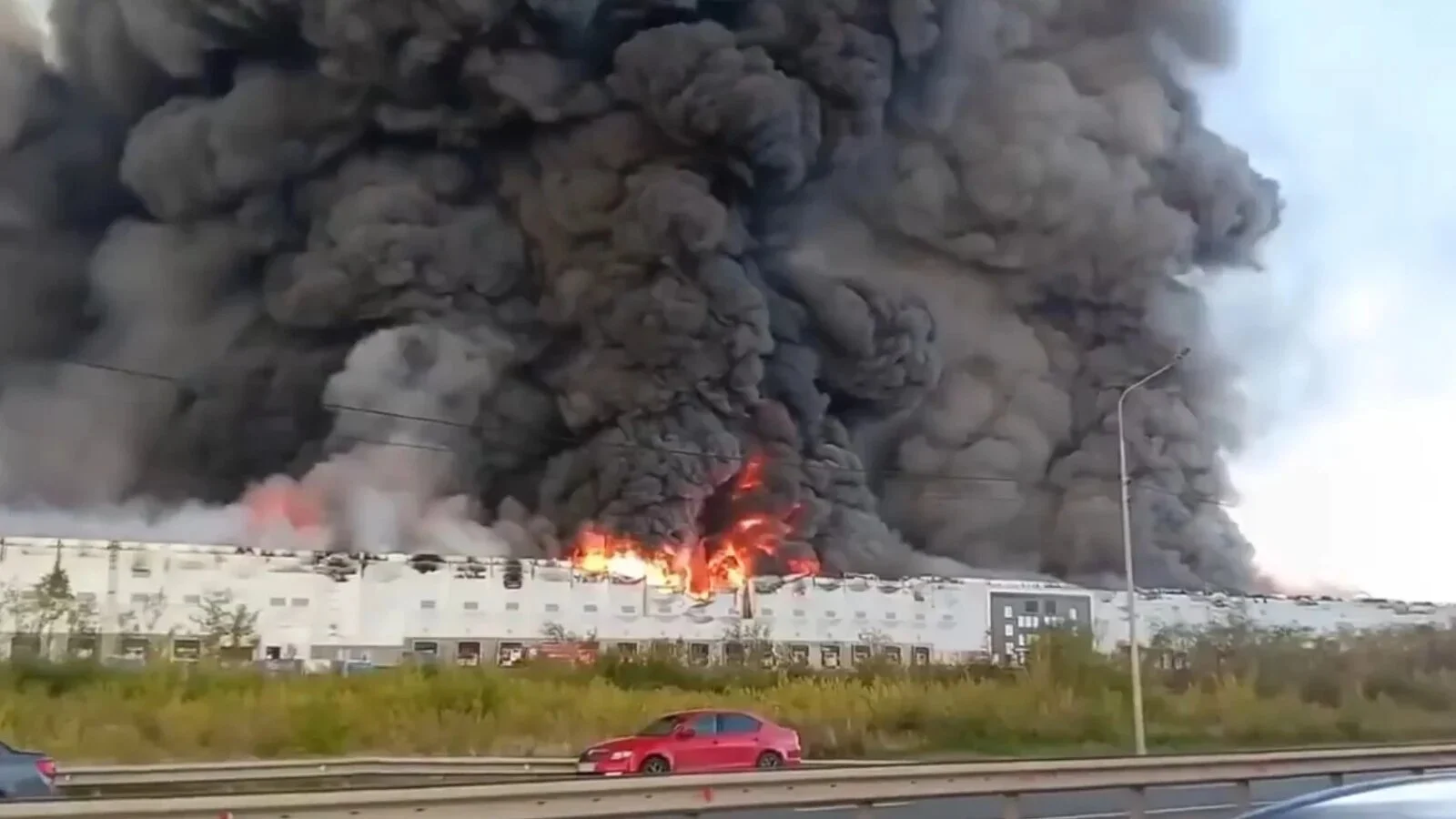VIDEO O rafinărie Rosneft și un depozit Ozon au luat foc după un atac cu drone lansat de forțele ucrainene