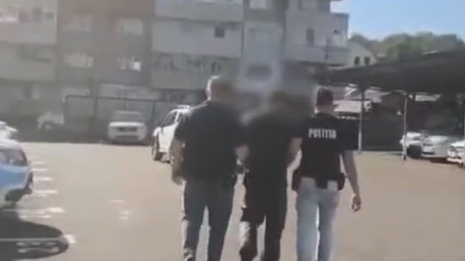 VIDEO. „Piromanul” din Cluj, arestat preventiv după două incendieri: Ar fi dat foc unei mașini și unui preș de la ușa unui apartament