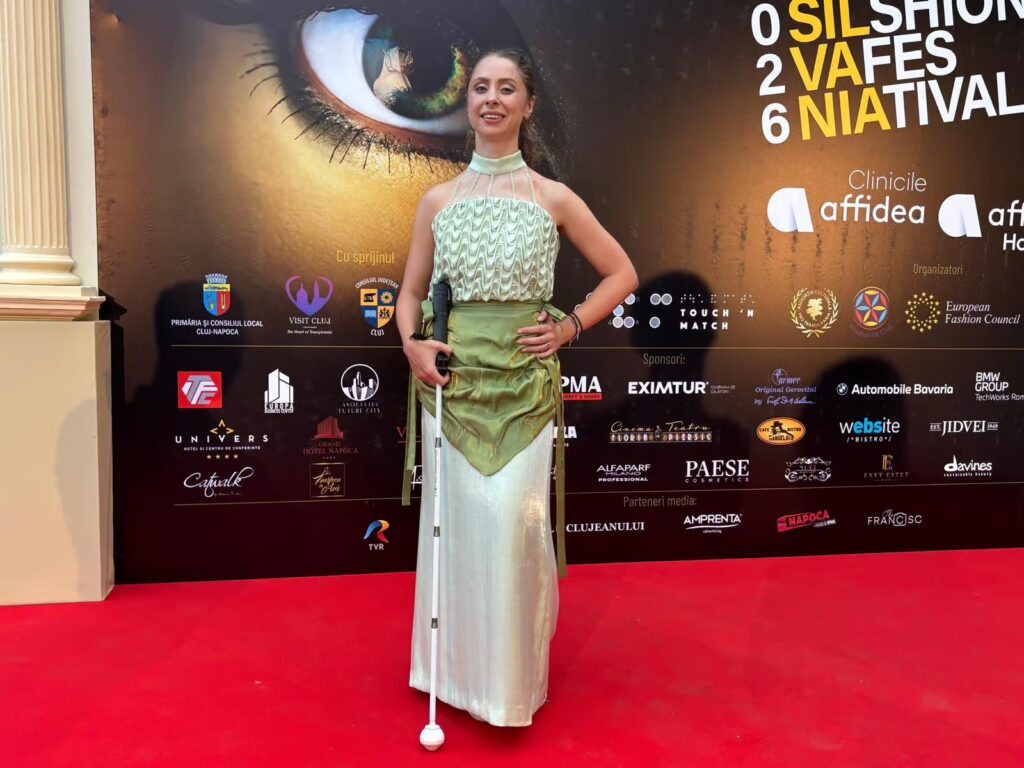 Premieră la Transilvania Fashion Festival: Modele nevăzătoare au defilat pe podium la Cluj-Napoca / „Simt că am puterea să merg fără teamă”
