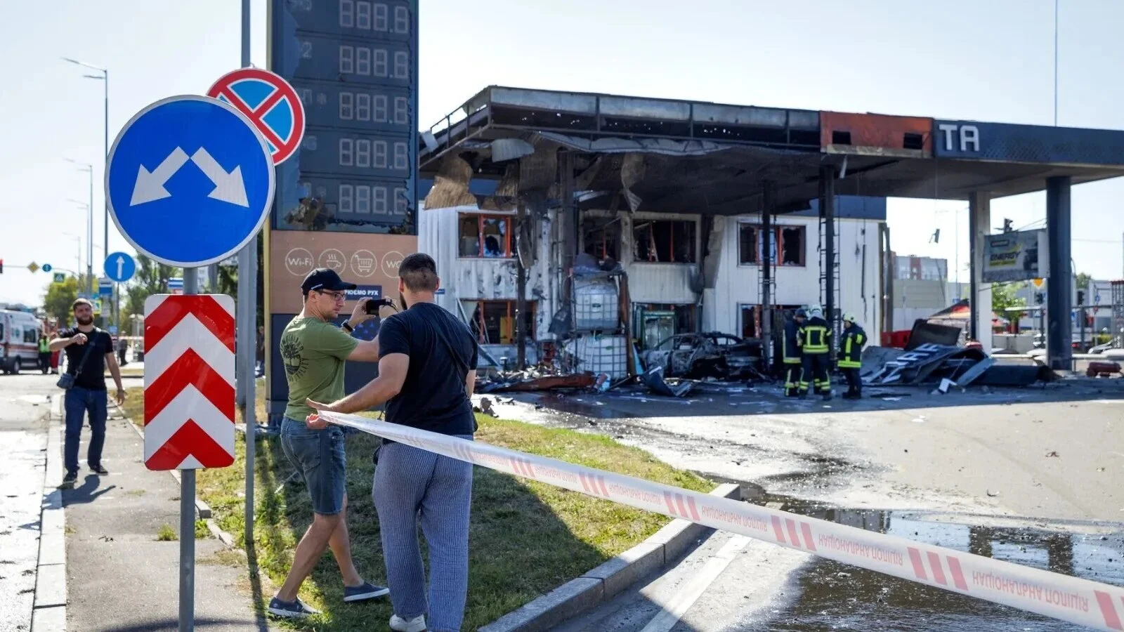 VIDEO Schimbare de strategie la Moscova: Ruşii atacă benzinăriile din Kiev