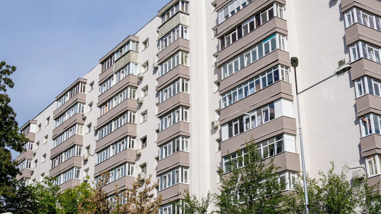 Casa scării, holul, subsolul sau terasa blocului nu pot fi ocupate după bunul plac. Ce reguli trebuie respectate și ce sancțiuni riscă proprietarii