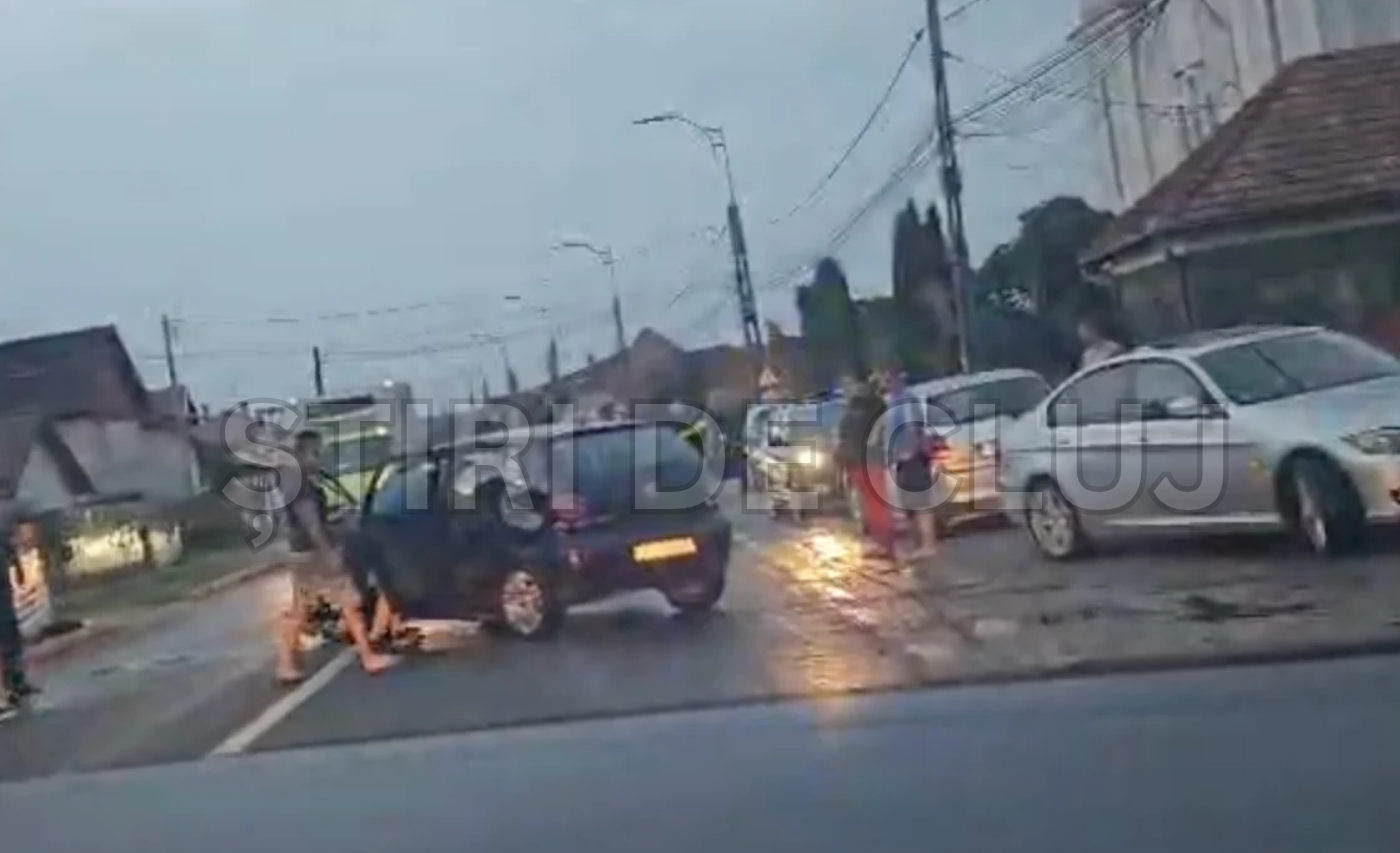 VIDEO. Accident violent în Cluj! O mașină a fost făcută praf în urma unui impact: Autoritățile sunt la fața locului