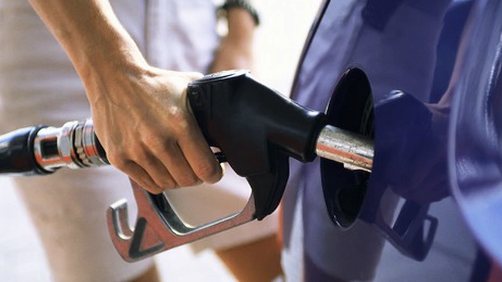 Cutremur la pompă! Motorina a spart pragul de 10,4 lei, benzina e la câțiva bani de 10 lei. Toate benzinăriile au scumpit vineri, iar iarna abia începe