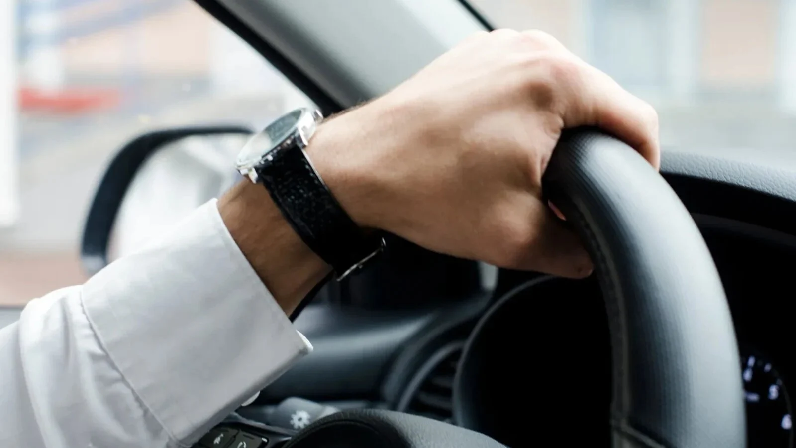 La 100 km/h, cât trebuie să fie distanța față de mașina din față? Titi Aur explică „regula celor două secunde”: „1001, 1002”