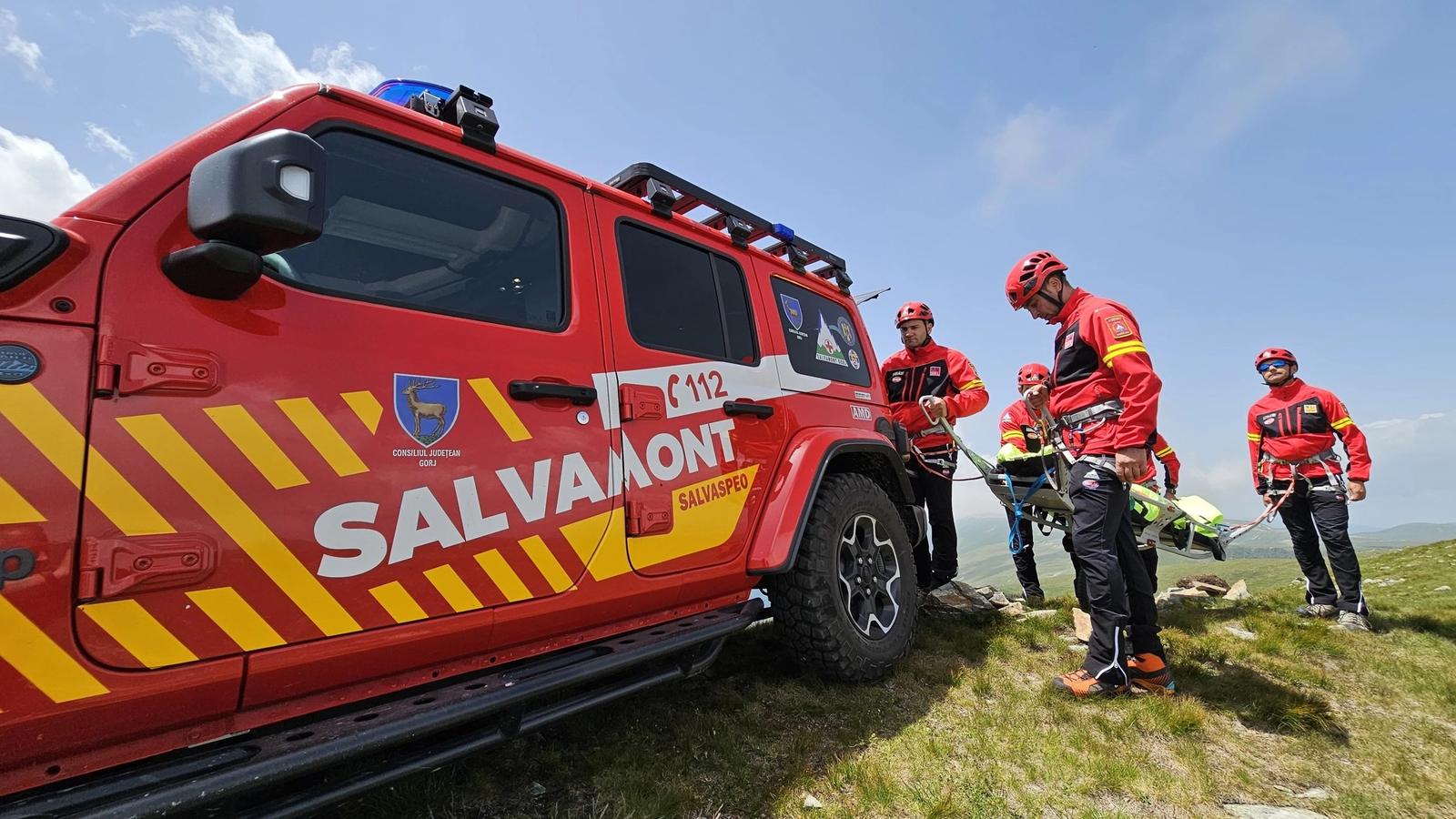 Toţi salvamontiştii din Argeş, implicaţi într-o misiune în Făgăraş - Turiştii, avertizaţi că răspunsul la alte intervenţii ar putea fi întârziat