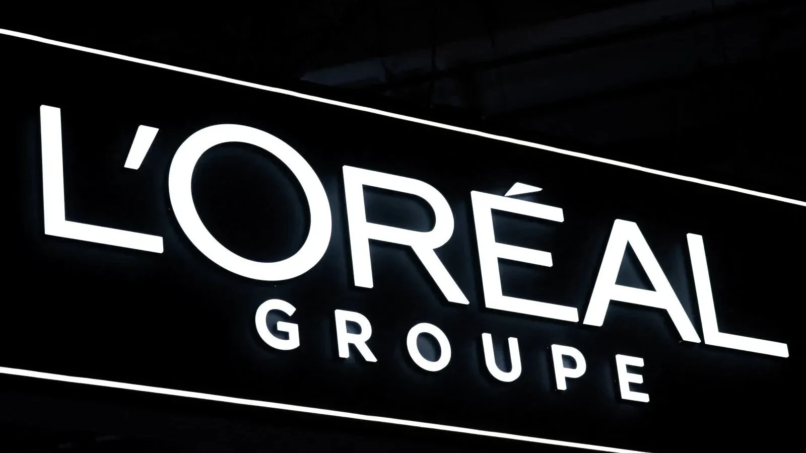Acuzații grave la adresa L'Oréal. Compania, dată în judecată pentru că ar fi ascuns posibile riscuri de cancer ale unor produse pentru păr