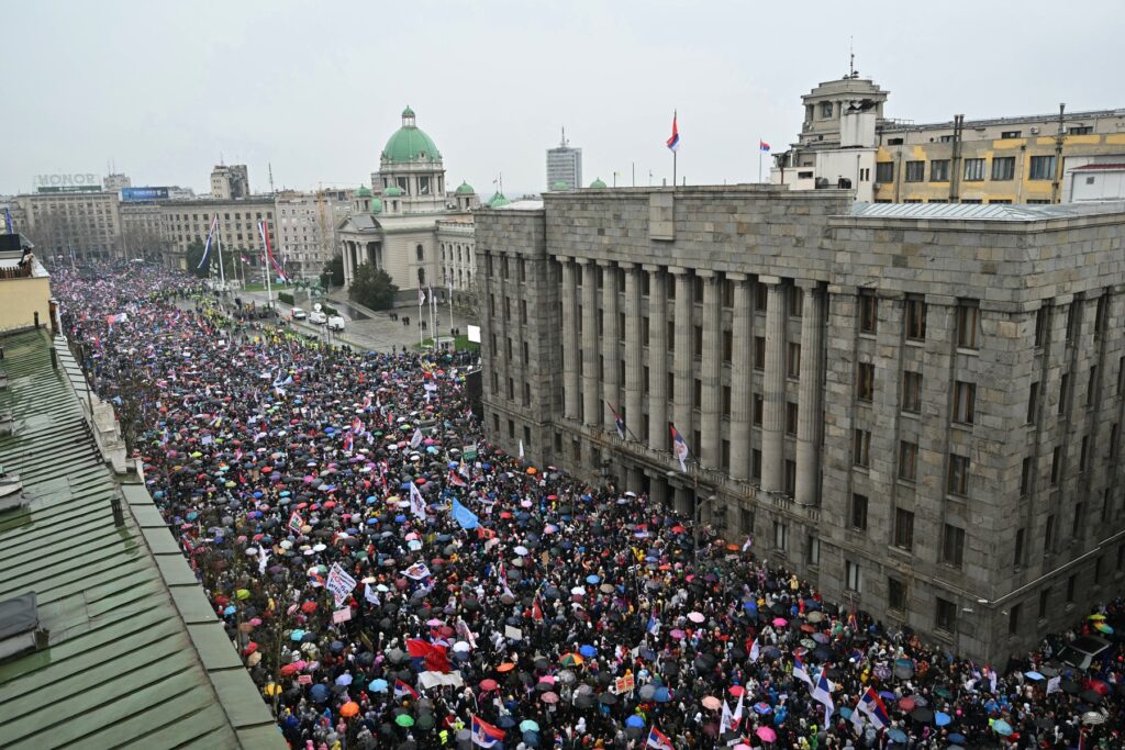 Parchetul General al Serbiei: Nu a fost folosit niciun „tun sonic” la protestul din Belgrad din 15 martie 2025 / Procurorii susțin că înregistrările în care se aude un sunet neobișnuit, un „răget”, au fost modificate ulterior