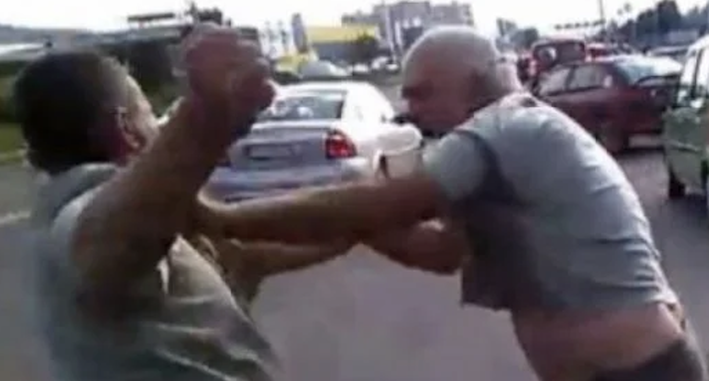 Scandal cu pumni în trafic la Cluj-Napoca: un șofer de 50 de ani, reținut după ce ar fi agresat un alt conducător auto prin geamul coborât al portierei