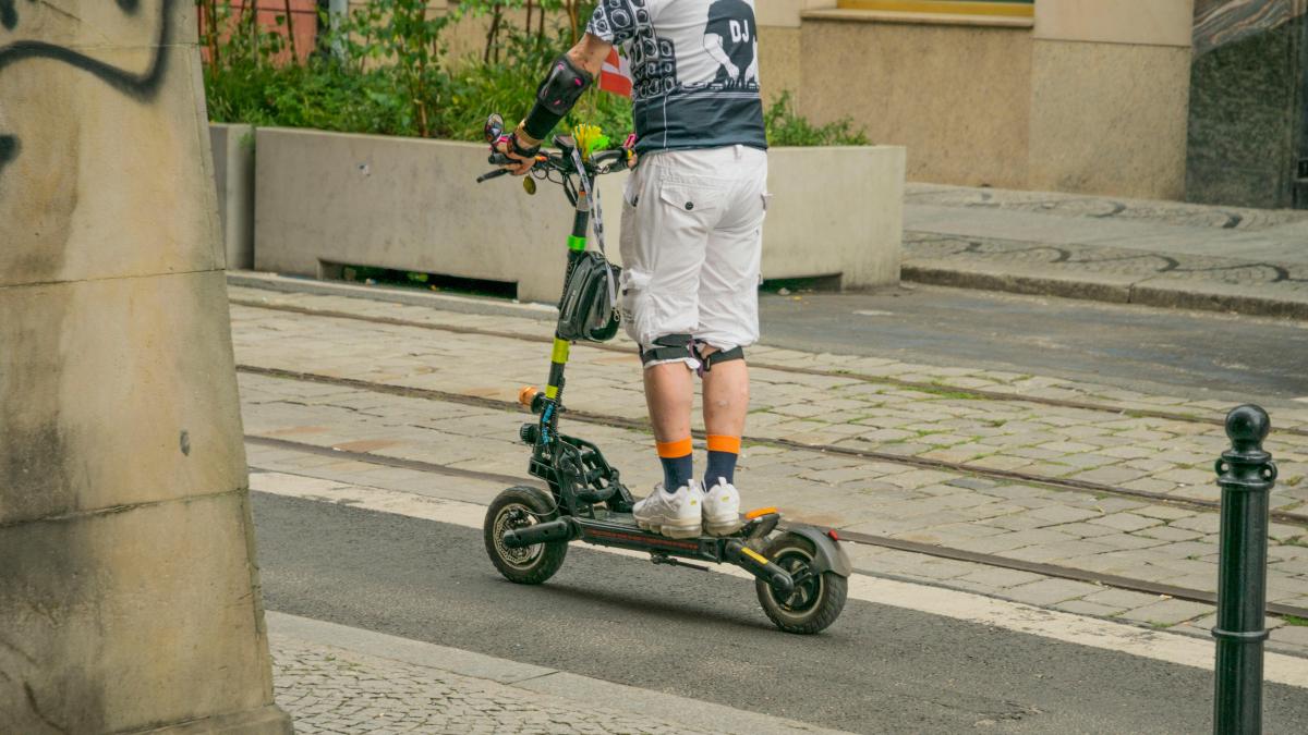 Accidentul care așteaptă să se întâmple în Baza Sportivă din Cluj-Napoca: Trotinete cu peste 25 km/h trec la câțiva centimetri de copiii cu biciclete mici