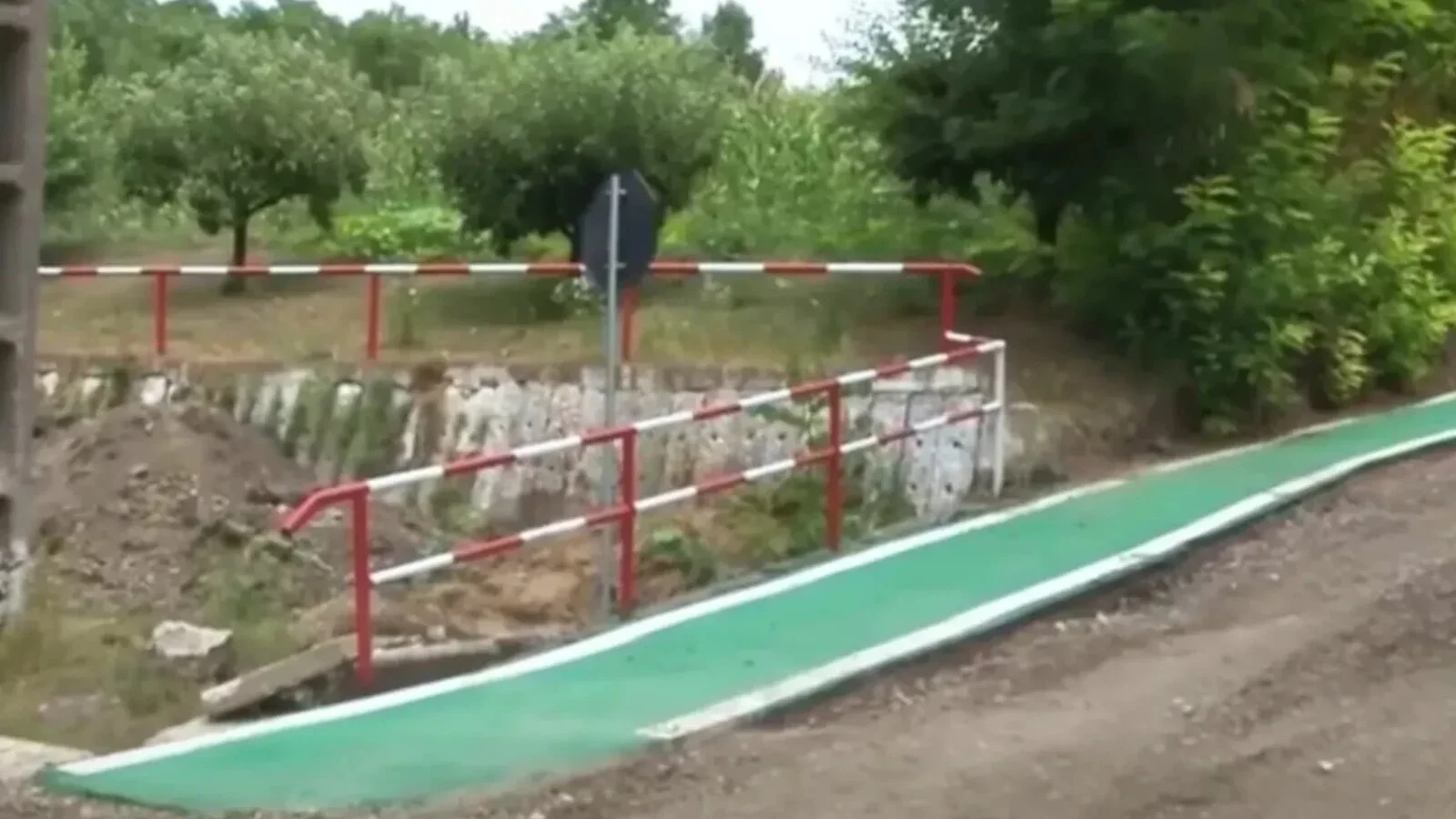 Pistă de biciclete de 120.000 de euro care se termină în șanț și duce la cimitir, într-o comună fără apă și asfalt