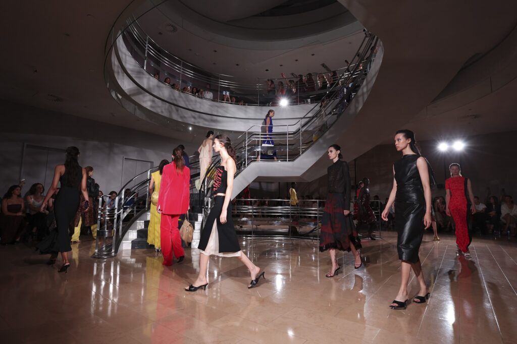 Proenza Schouler primăvară-vară 2027: costume, transparențe și imprimeuri zebra într-o colecție construită în jurul libertății de a te îmbrăca