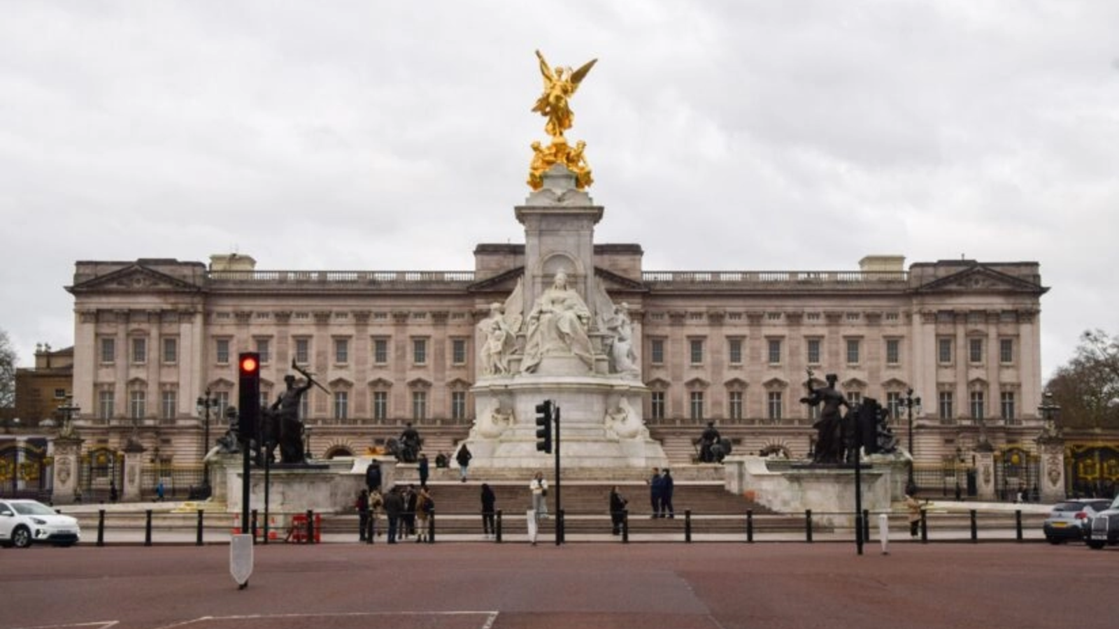 FOTO Descoperiri surprinzătoare în timpul renovării Palatului Buckingham: obiecte pierdute cu zeci de ani în urmă, găsite de muncitori