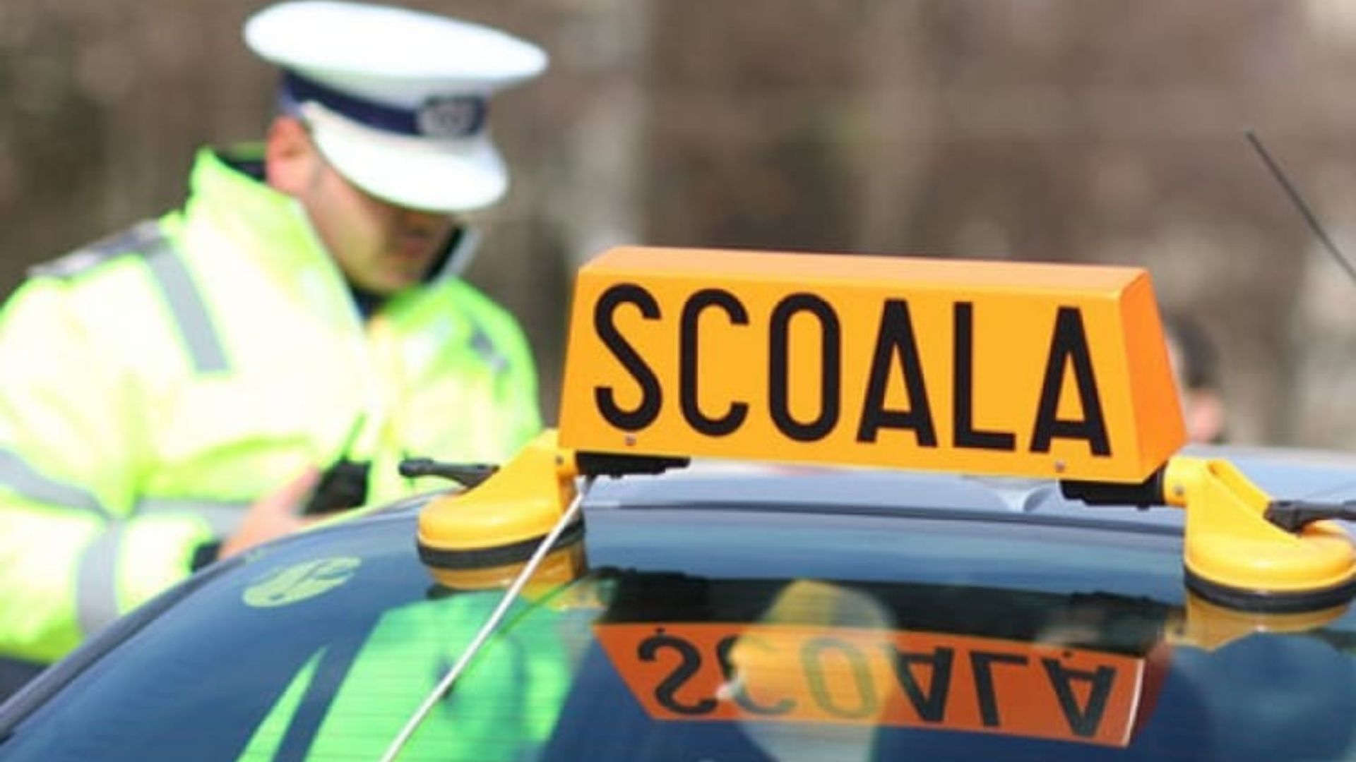 Instructor auto, prins băut la volan în timpul unei ședințe de condus: Cursanta era la volan când polițiștii au oprit mașina școlii