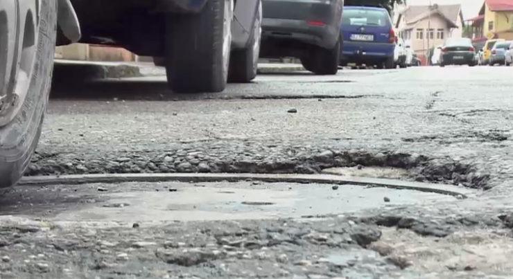 Lucrare proaspătă, probleme vechi! Capacele de canal au rămas sub asfalt pe o stradă din Cluj-Napoca