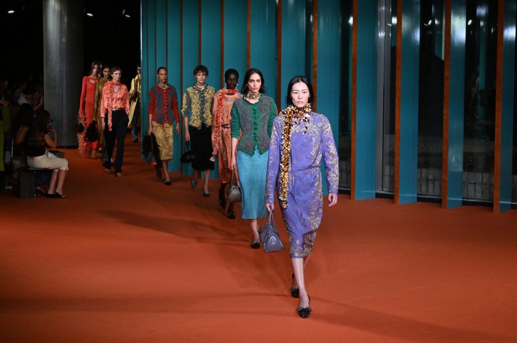 Tory Burch primăvară-vară 2027 readuce plăcerea de a te îmbrăca la New York Fashion Week: culoare, texturi și o garderobă fără reguli stricte