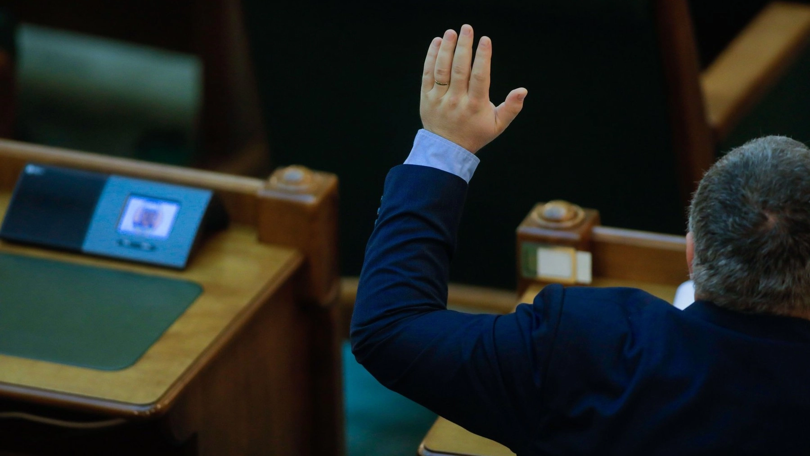 Disciplină fiscală pe 10 ani, angajament refuzat în Senat: PNL și USR au vrut să apese pedala pentru trecerea României la moneda euro