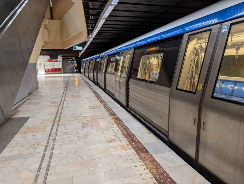 Miruță: Salariile la Metrorex au fost plătite / ”Fără să accept creșterea tarifului la tichetul de călătorie. Fără să cedez la șantajul emoțional că, dacă nu aprob forma dorită, se va opri metroul”