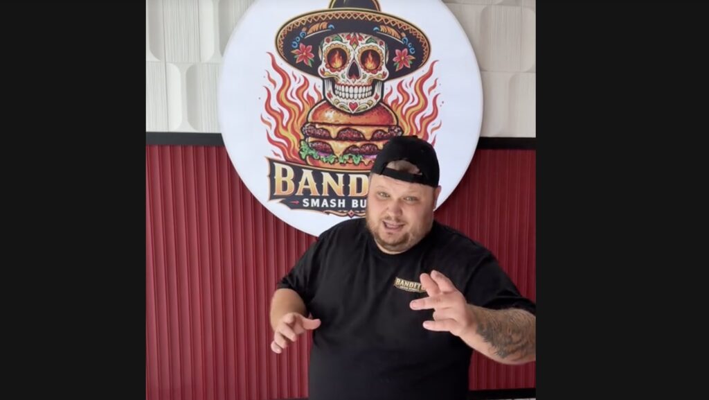 „Bandito Burrito”: un moldovean cucerește italienii din Reggio Emilia / Dorel Burlea a devenit cunoscut după ce a reparat singur o groapă din fața restaurantului său / ”Mă culc la ora 3 și mă trezesc la ora 8, nu am zile de odihnă”