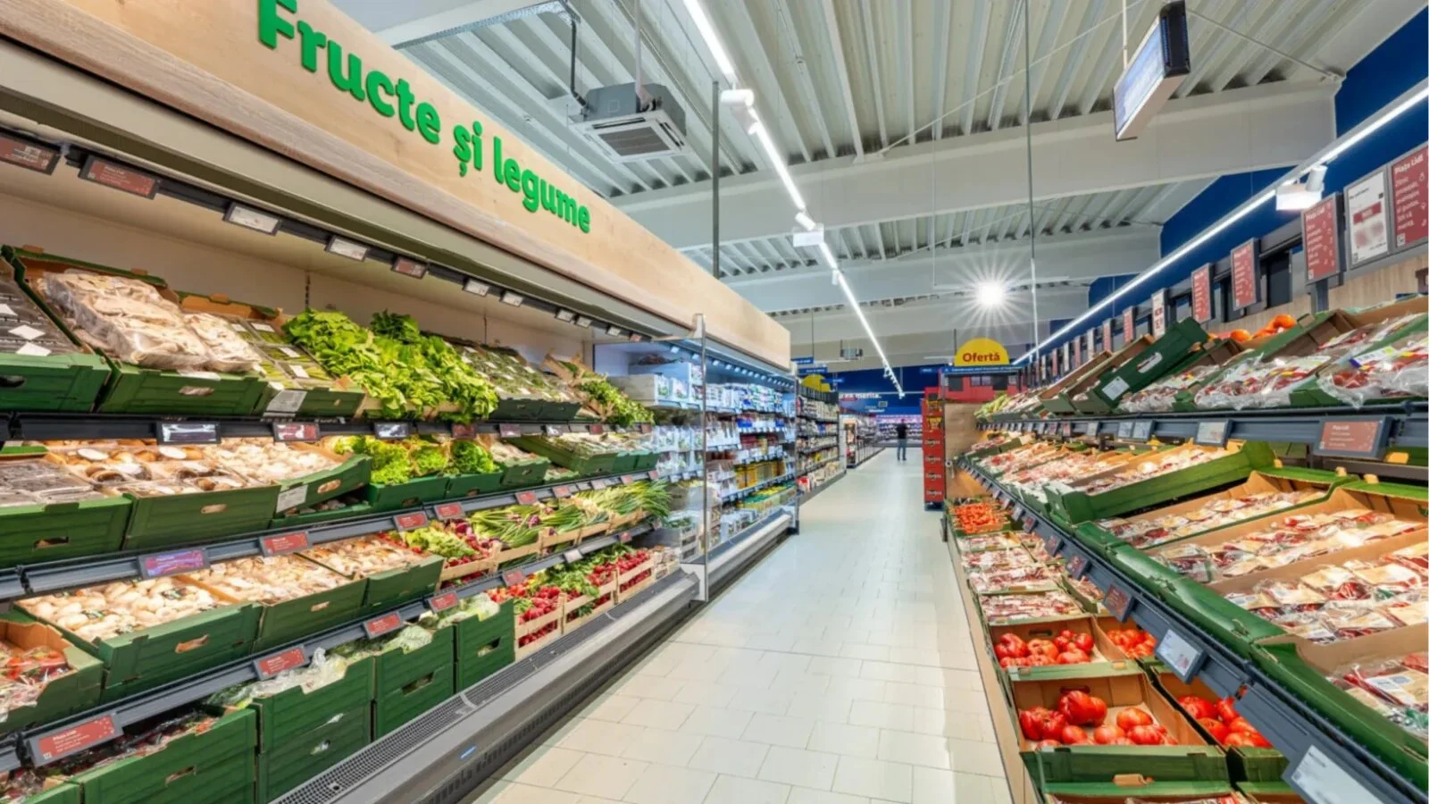 Falsuri pe rafturile magazinelor: Mâncare din import vândută drept românească