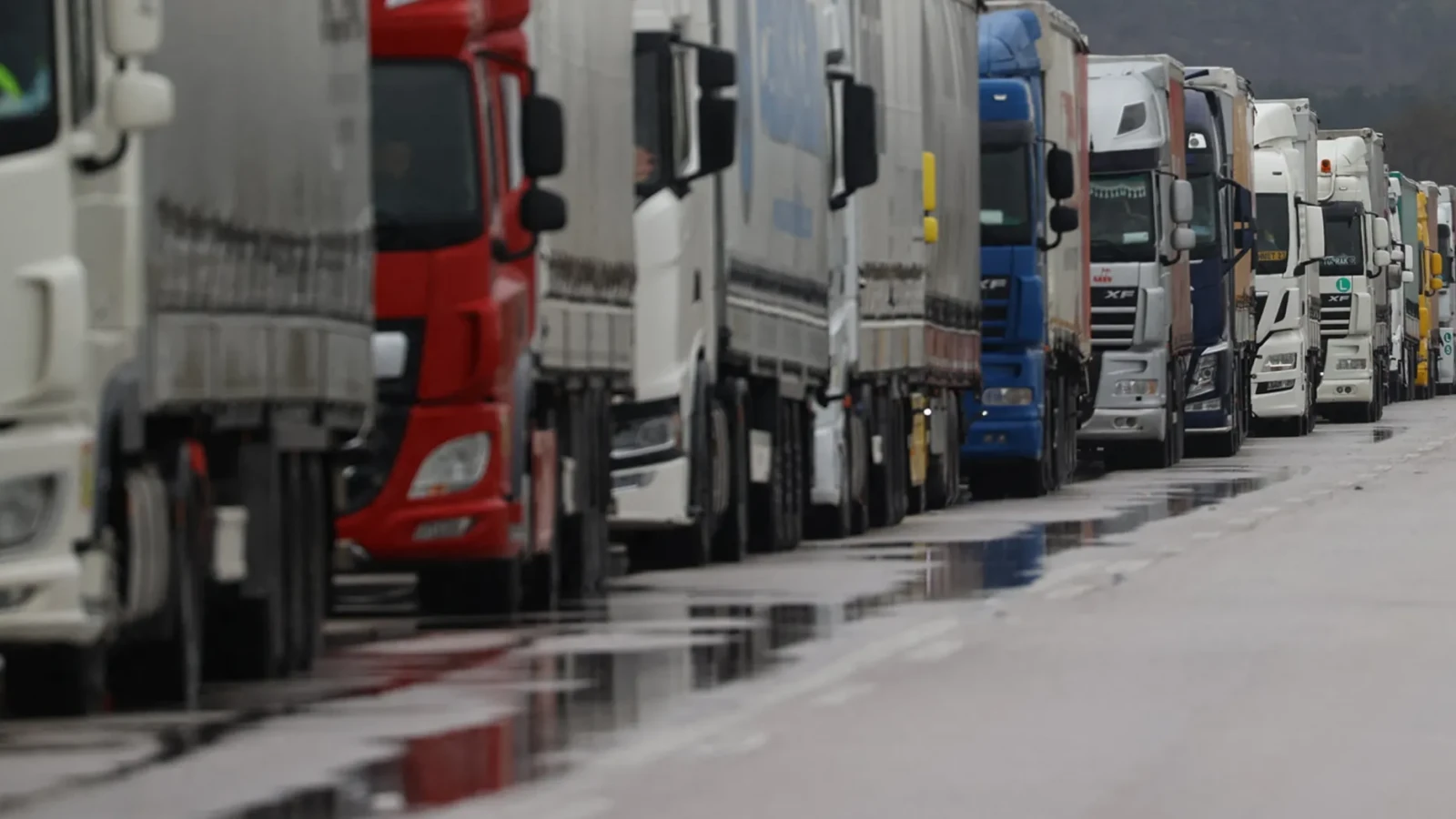 Raid la o firmă românească de transport din Belgia: 28 de camioane, puse sub sechestru / Opt șoferi, audiați ca victime