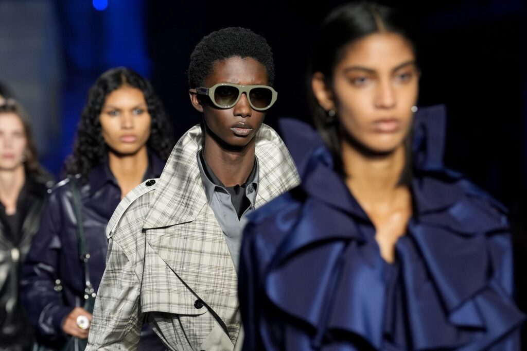 London Fashion Week SS27: ce așteptăm de la ediția din septembrie – de la revenirea McQueen la noua generație de designeri
