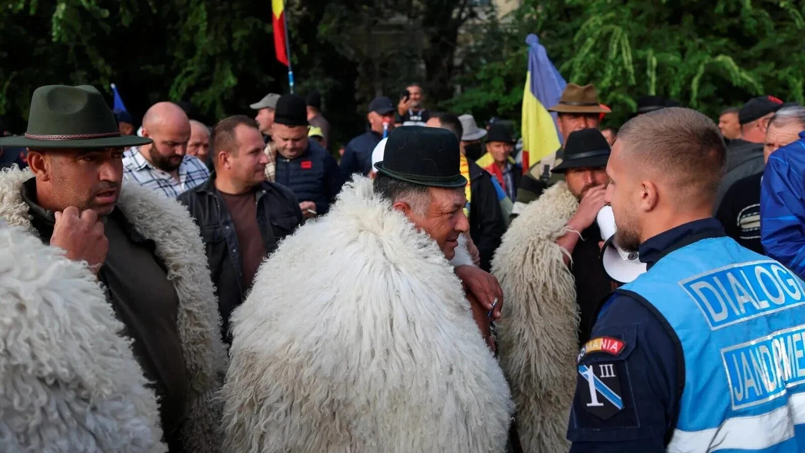 Deputați AUR, prezenți la protestul fermierilor. Aceștia acuză Jandarmeria că le restricționează accesul