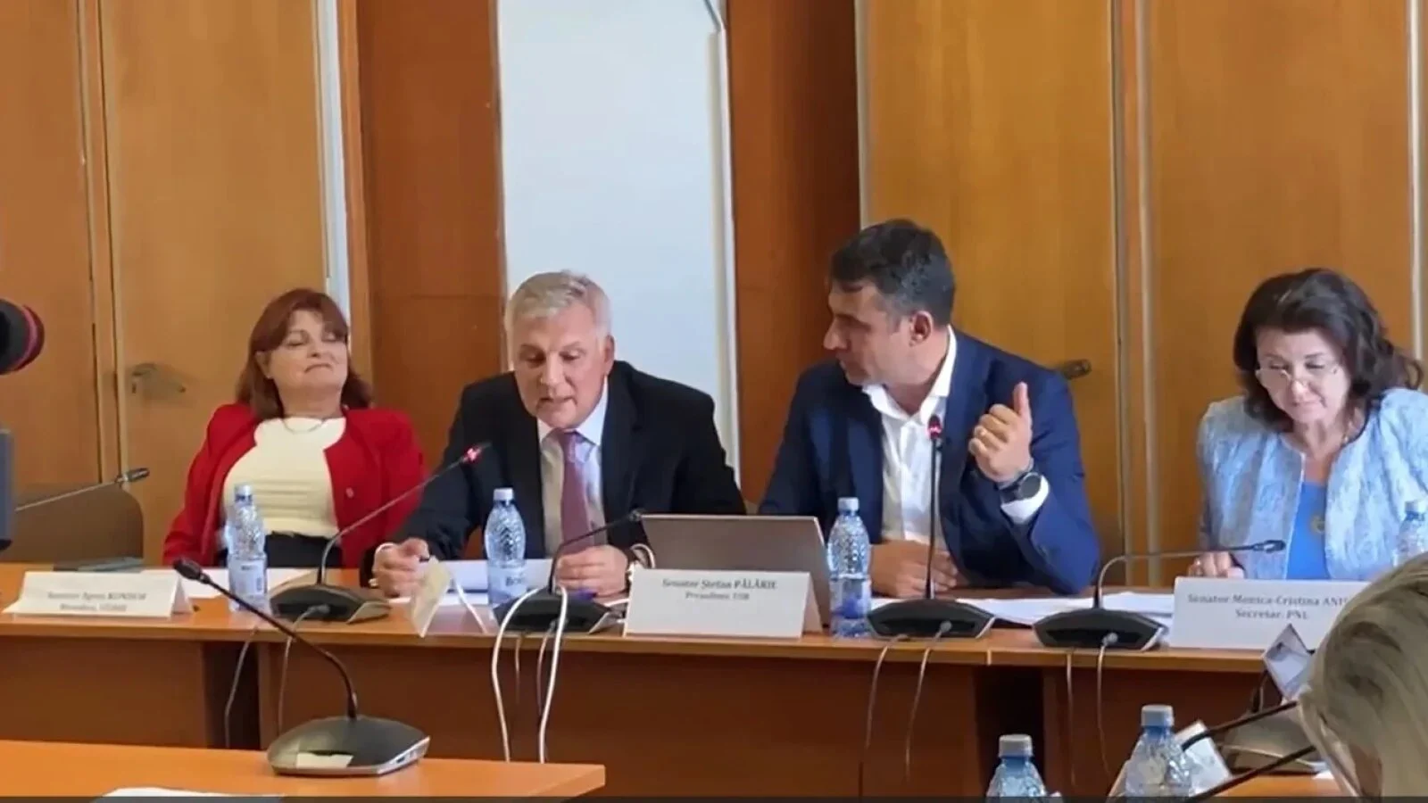 VIDEO „Dle Zamfir, sunteți neobrăzat” / „Sunteți visător, vreți să vă remarcați pe TikTok” - Uniformele școlare ar putea deveni obligatorii