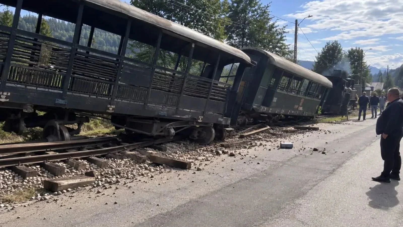 VIDEO Deraiere la una dintre cele mai cunoscute atracții din Bucovina: Mocănița Huțulca din Moldovița a deraiat și a ajuns pe șosea