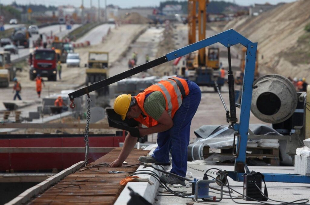 Circa 3 miliarde de euro, diferenţa dintre lucrările executate prin PNRR şi sumele încasate de constructori, avertizează patronatele din sectorul de profil