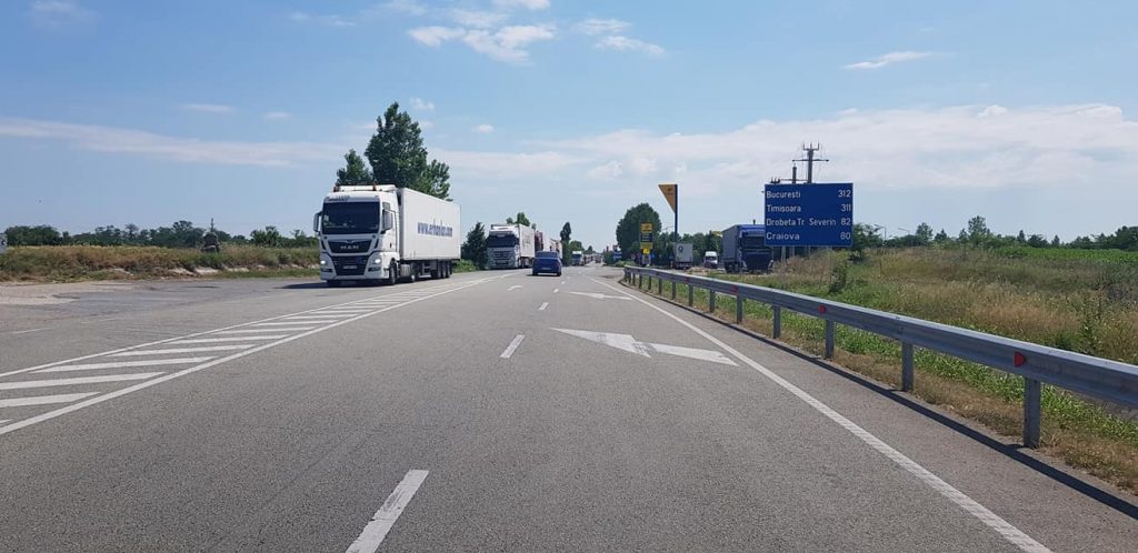 12 cetăţeni străini, descoperiți într-un camion cu alune, la Calafat / Camionul era înmatriculat în Turcia și ducea marfa în Belgia