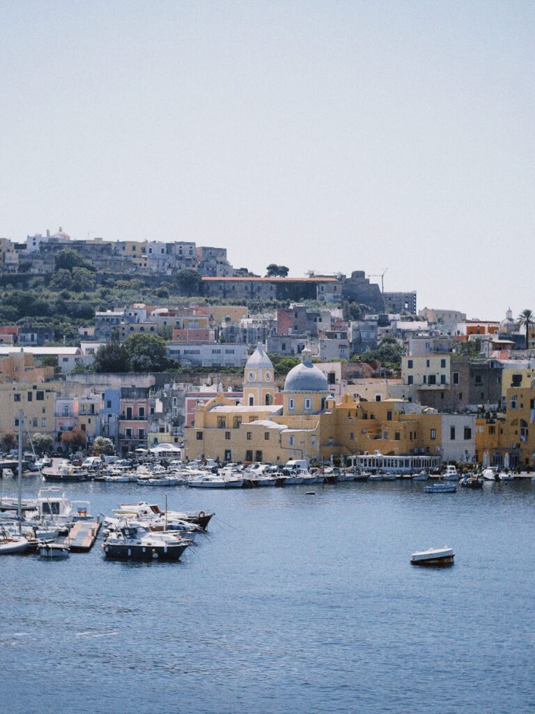 Surpriza unui top turistic: Procida, o mică insulă a întrecut locuri celebre și a fost declarată cea mai autentică destinație din Italia