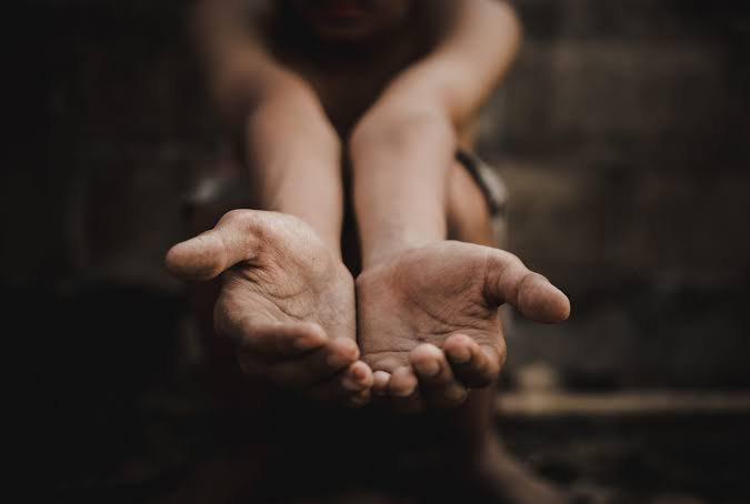 Drama a trei copilași puși să cerșească în Cluj! Au fost luați de polițiști de la familile lor și predați DGASPC: Ce riscă părinții