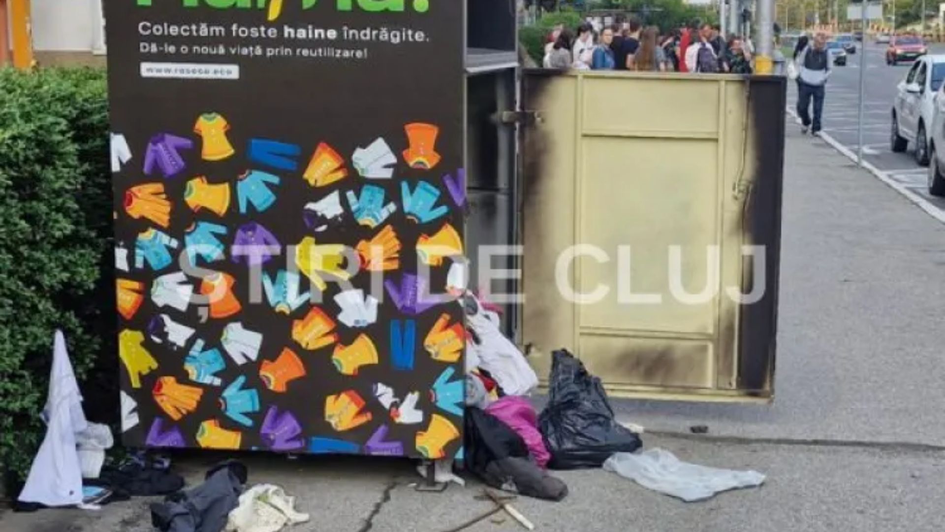 Vandalizări fără număr la containerele Hai, Na: Clujenii s-au săturat de hainele aruncate peste tot. „Probabil nu sunt pe gustul lor”