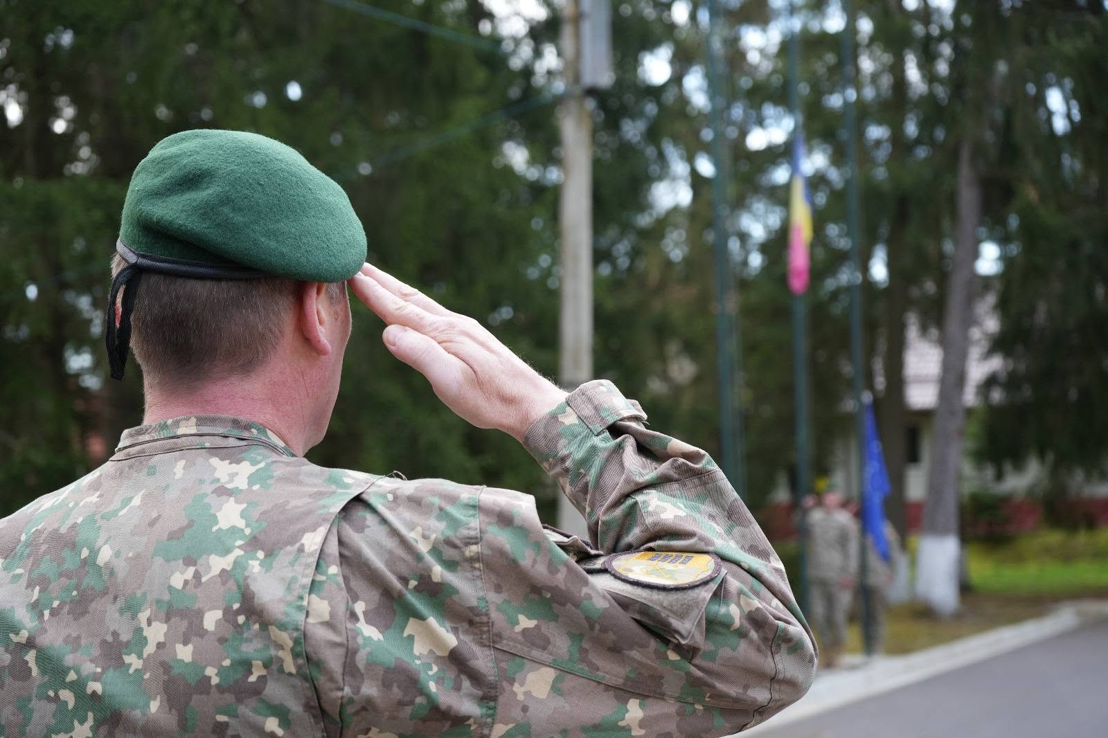 Fost militar, condamnat la Cluj după ce a furat arme și stații de emisie-recepție. Acestea au ajuns mai târziu să fie vândute "la liber" pe internet