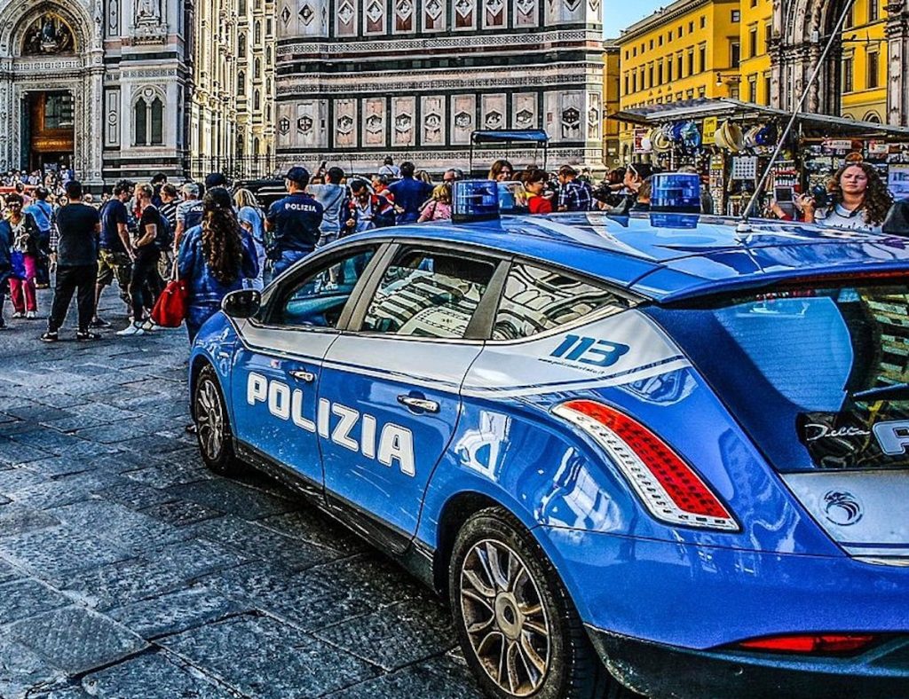 Un român a clonat cardurile de combustibil ale poliției italiene / Alți români mergeau cu ele și alimentau la pompe, iar combustibilul era vândut altor conaționali