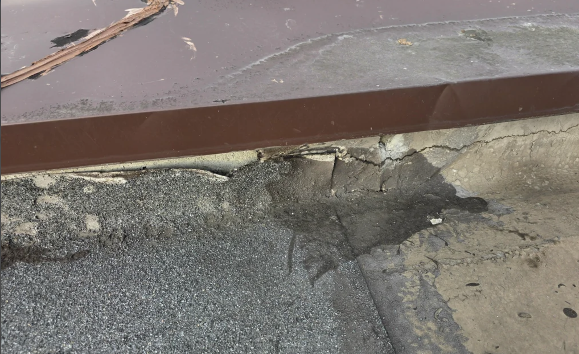 Lucrări de mântuială la o clădire din Cluj! Hidroizolația era umflată și ruptă, iar pe margini lipsea complet: „Lucrări făcute la mișto!”