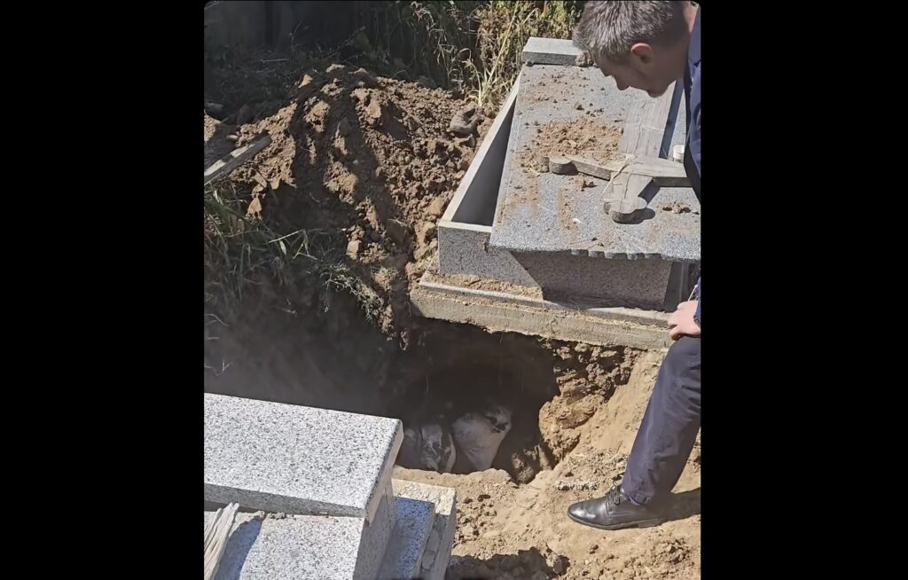 Primarul din Slatina, descoperire macabră la cimitirul care a fost administrat de un privat: oase umane îngropate la comun, în saci de rafie