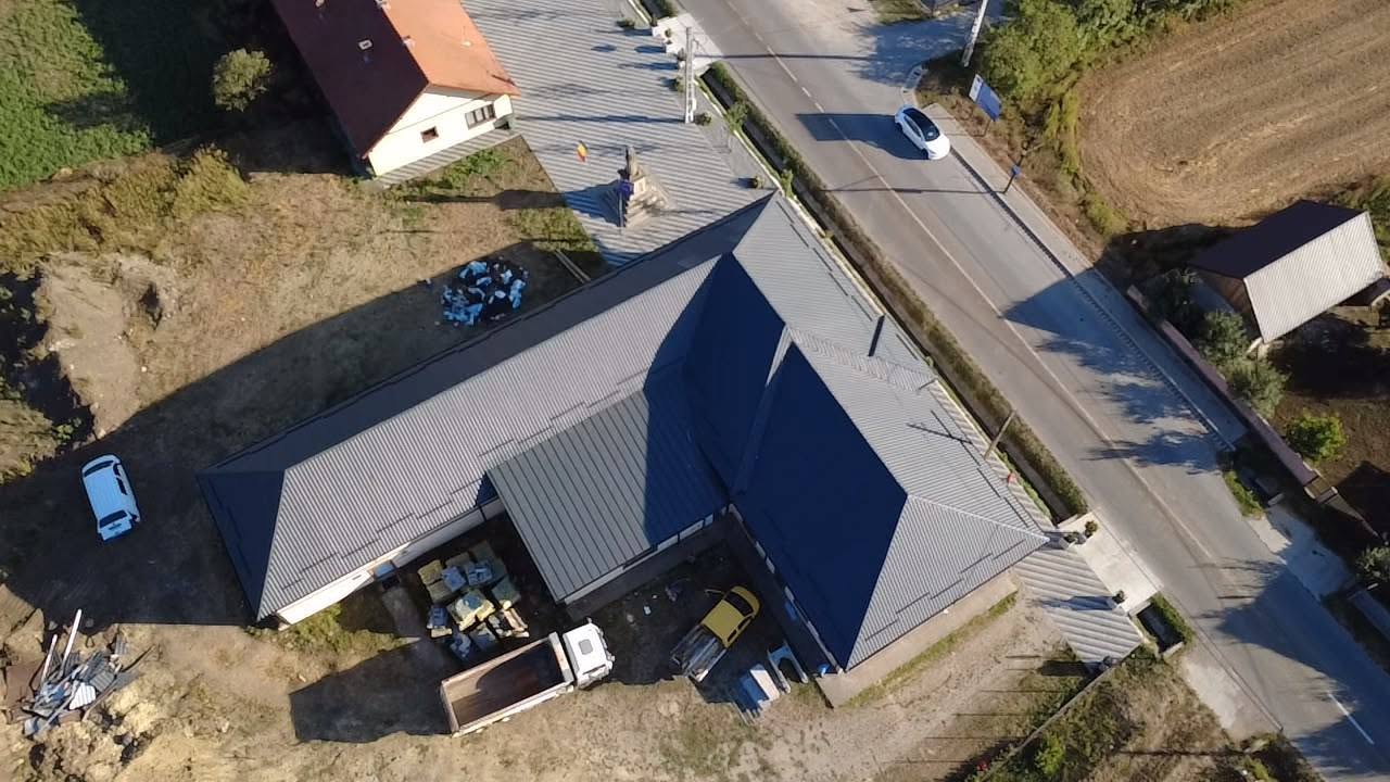 Pericol evitat „la mustață” în Vultureni! Acoperișul Căminului Cutural era foarte degradat, iar infiltrațiile afectau deja Muzeul Satului