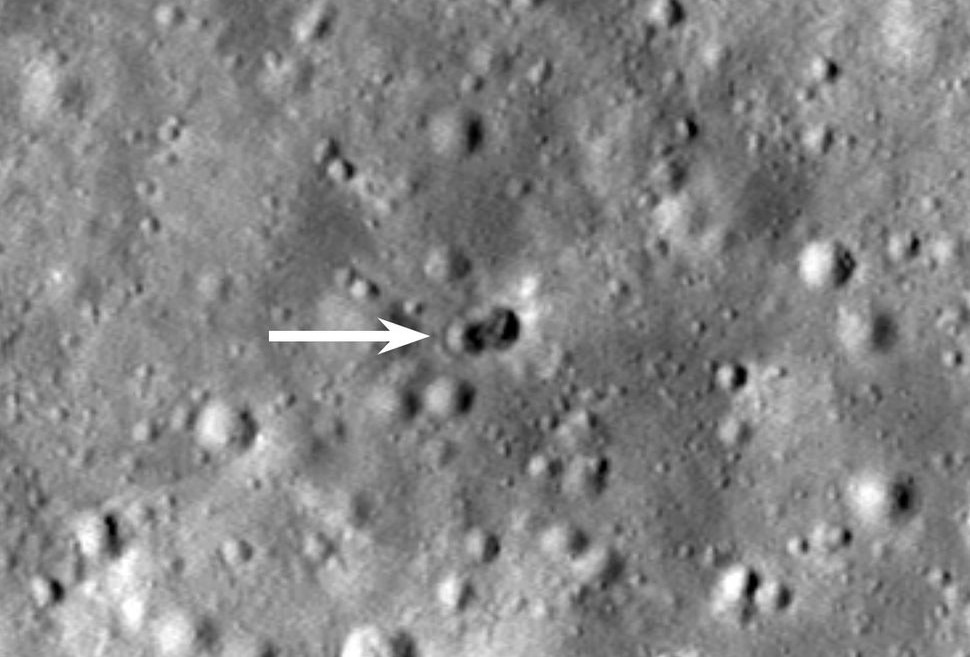 O sondă NASA a descoperit un nou crater pe Lună / Oamenii de știință numesc descoperirea un „eveniment care se întâmplă doar o dată la un secol”