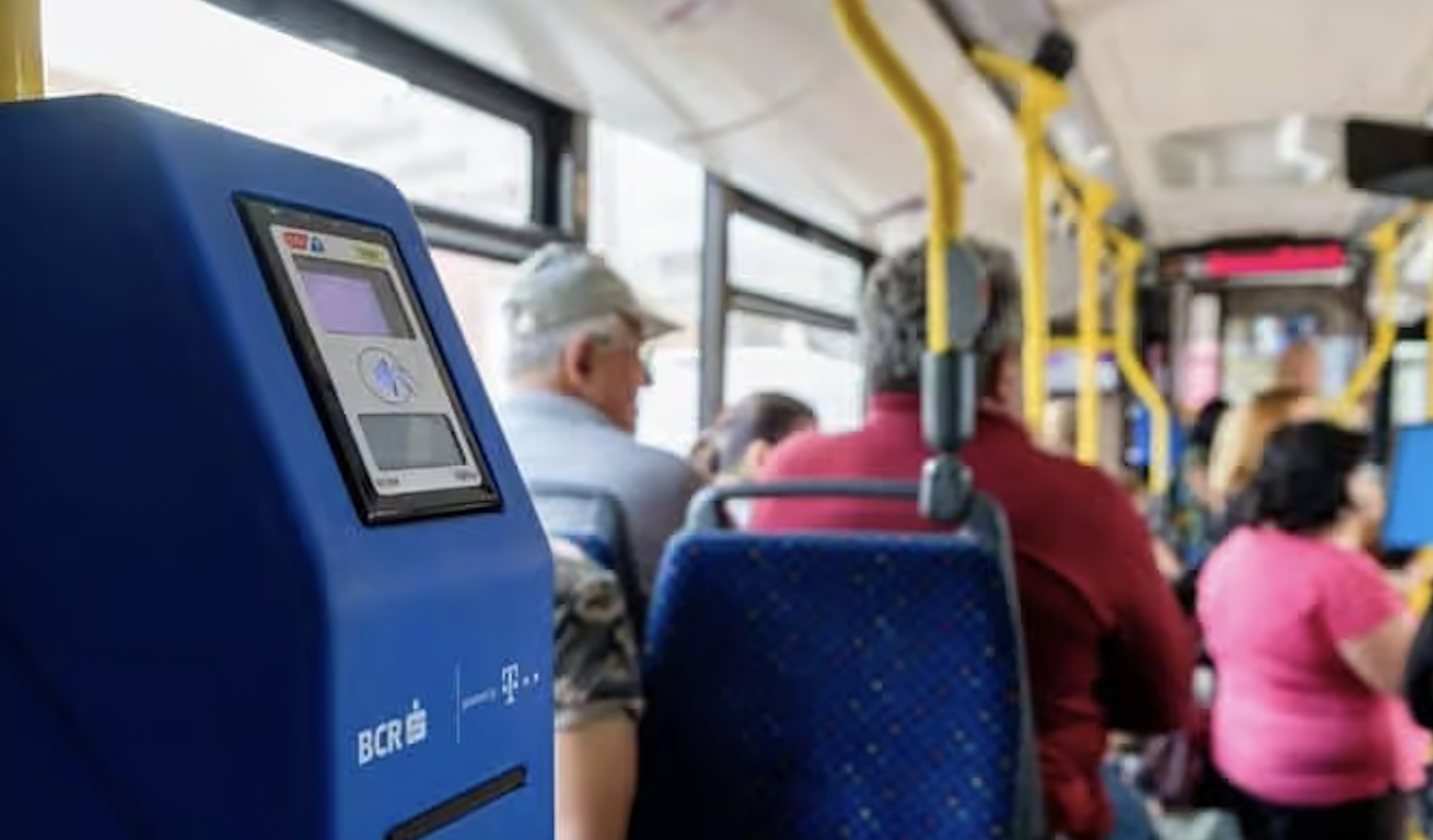 Scene incredibile într-un autobuz din Cluj! Doi bărbați ar fi dat cu spray lacrimogen: Pasagerii au tăcut, doar doi oameni au reacționat