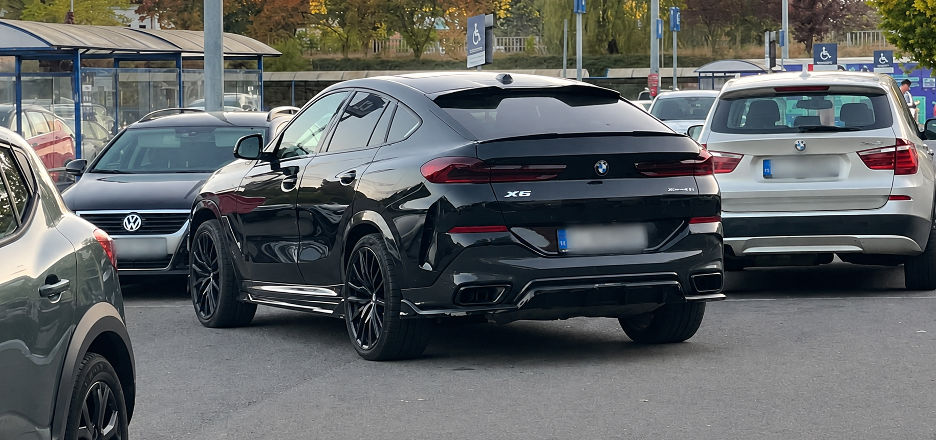 „Barosanul” din Cluj-Napoca și-a lăsat BMW-ul unde a vrut! Șoferii au fost nevoiți să facă slalom în jurul mașinii