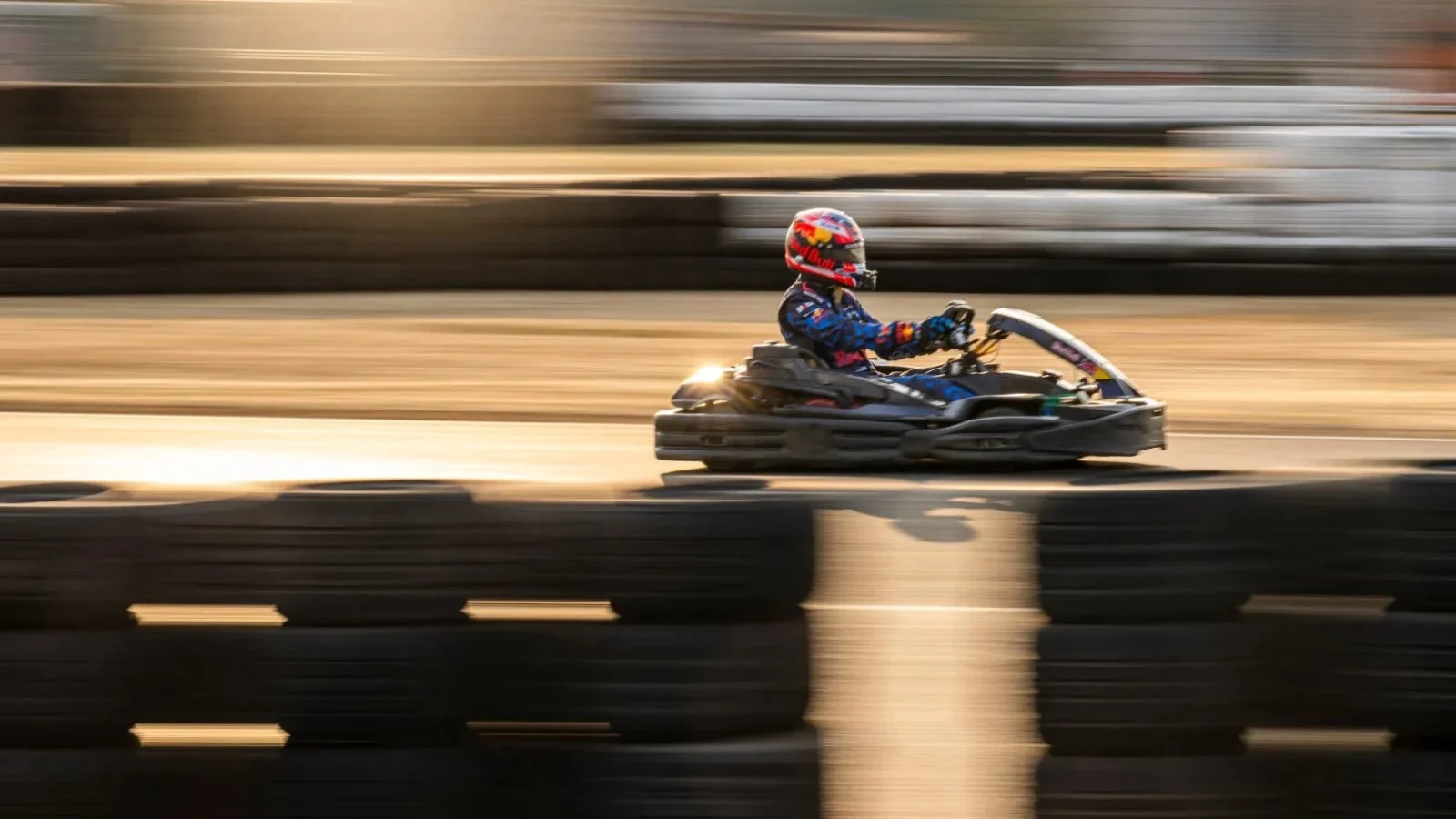Max Verstappen s-a întrecut cu 100 de amatori la karting şi i-a depăşit: A fost haotic