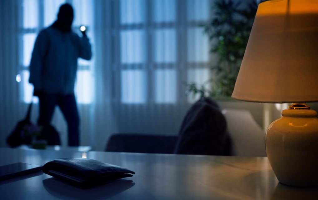 Un clujean i-a spus prietenului că pleacă în vacanță, iar a doua zi s-a trezit cu casa spartă și 11.000 de euro lipsă! Cum s-a încheiat prietenia lor