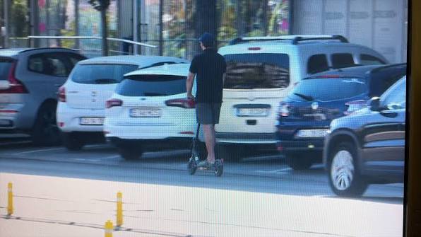 Scandal în trafic la Cluj! Un șofer susține că un trotinetist l-a șicanat și i-a lovit geamul mașinii: „M-a înjurat în toate felurile"