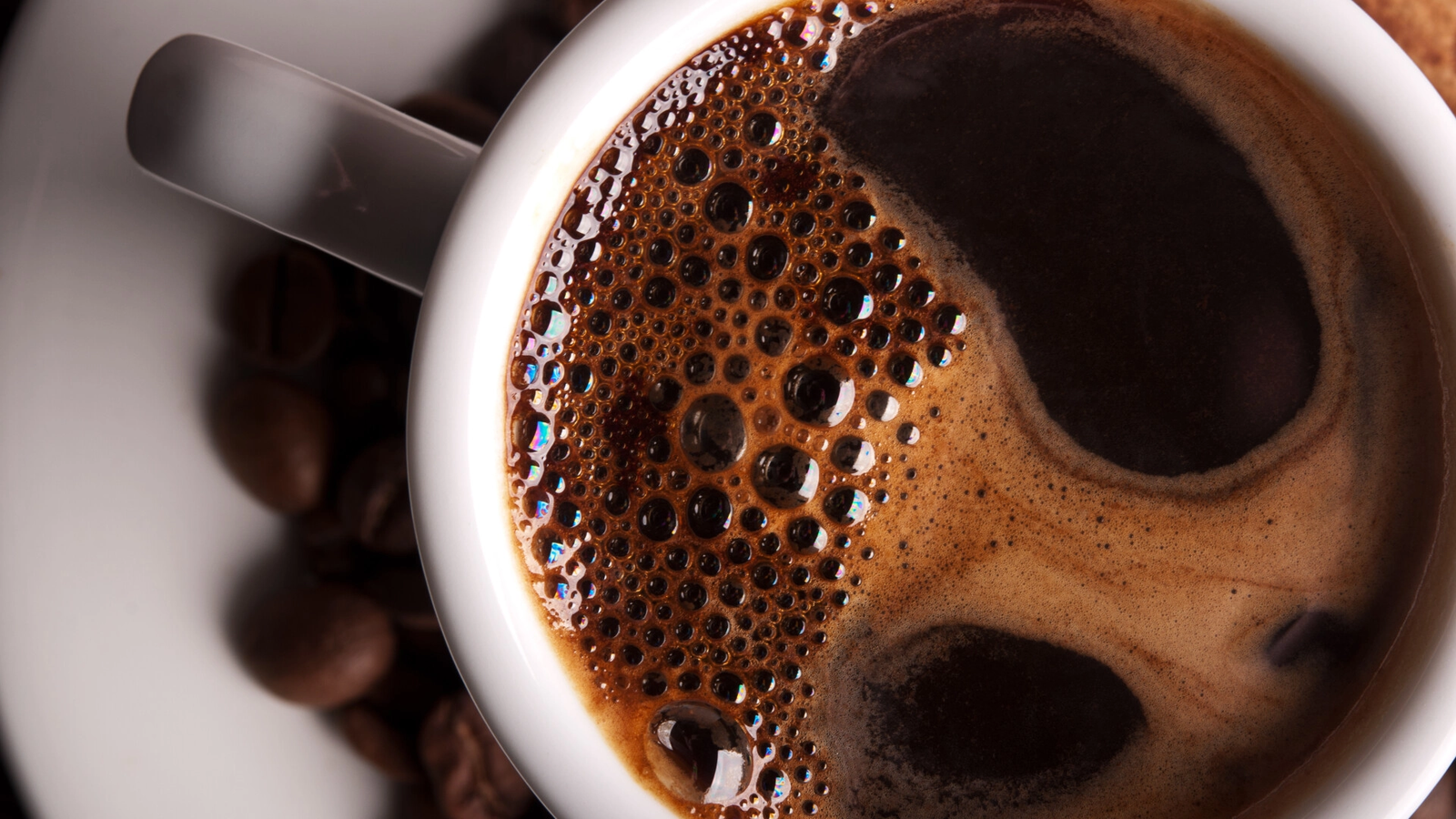 De ce unii oameni pot bea cafea seara fără probleme, iar alții nu mai pot dormi. Explicația specialiștilor